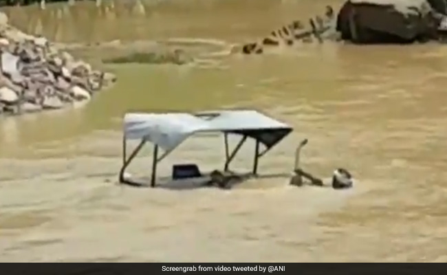 ट्रैक्टर डूब गया नदी में तो JCB ने ऐसे बचाई शख्स की जान, वायरल हुआ हैरतअंगेज VIDEO