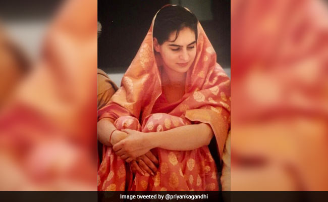 प्रियंका गांधी वाड्रा भी शामिल हुईं #SareeTwitter में, पोस्ट की 22 साल पुरानी तस्वीर