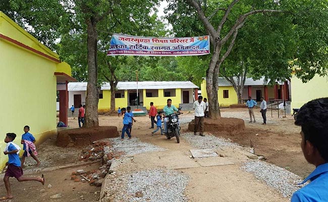 छत्तीसगढ़ : 'नक्सलियों की राजधानी' में 13 साल बाद बजी स्कूल की घंटी, सुरक्षा आज भी चुनौती; देखें- VIDEO