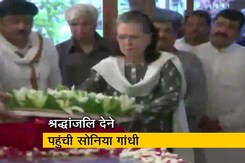 शीला दीक्षित को श्रद्धांजलि देने पहुंची सोनिया गांधी शीला दीक्षित को श्रद्धांजलि देने पहुंची सोनिया गांधी