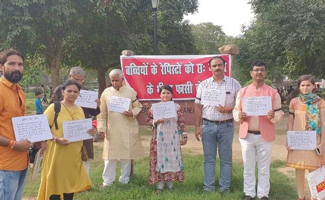 दिल्ली : बलात्कार के दोषियों को छह माह में फांसी देने की मांग, इंडिया गेट पर प्रदर्शन