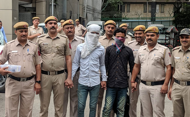 स्कूटी पर सवार होकर लूटपाट करने वाले गिरोह के दो सदस्य गिरफ्तार