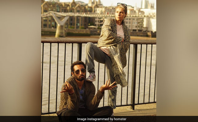 Twinkle Khanna Needs To Go Save A Pal From Dimple Kapadia But Looks Like She's Busy