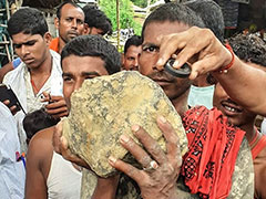 விளைநிலத்தில் விழுந்த ‘விண்கல்'; அதிர்ச்சியில் உறைந்த விவசாயிகள்- நடந்தது என்ன?