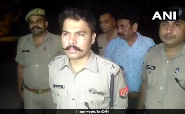 संभल में दो पुलिसकर्मियों की हत्या कर फरार हुए तीन क़ैदियों में से एक मुठभेड़ में ढेर