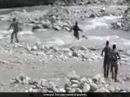 VIDEO: कश्मीर में CRPF जवान ने बचाई 14 साल की बच्ची की जान, कुमार विश्वास ने भी तारीफ में कर डाला ट्वीट VIDEO: कश्मीर में CRPF जवान ने बचाई 14 साल की बच्ची की जान, कुमार विश्वास ने भी तारीफ में कर डाला ट्वीट