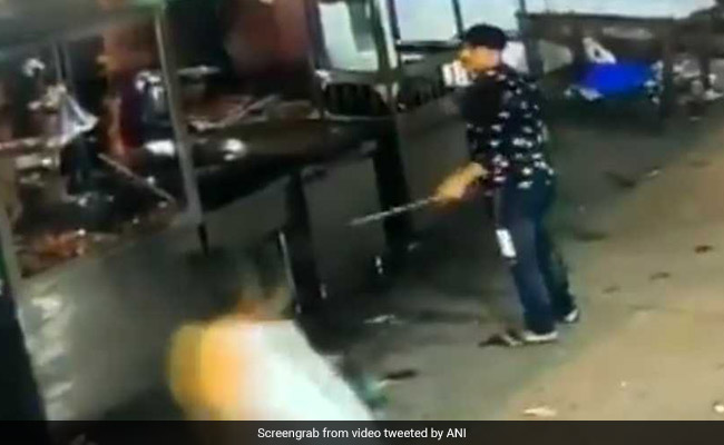 भरे बाजार में तलवार लहराने लगा शख्स, दुकान में तोड़फोड़ करते हुए VIDEO वायरल