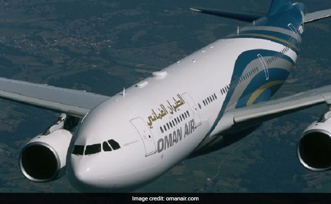 मुंबई से मस्कट जा रही फ्लाइट का हुआ इंजन फेल, कराई गई इमरजेंसी लैंडिंग: रिपोर्ट