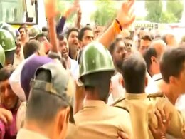 कर्नाटक में BJP-कांग्रेस के कार्यकर्ताओं के बीच हुई झड़प, बेंगलुरु में अगले 48 घंटों तक धारा 144 लागू कर्नाटक में BJP-कांग्रेस के कार्यकर्ताओं के बीच हुई झड़प, बेंगलुरु में अगले 48 घंटों तक धारा 144 लागू