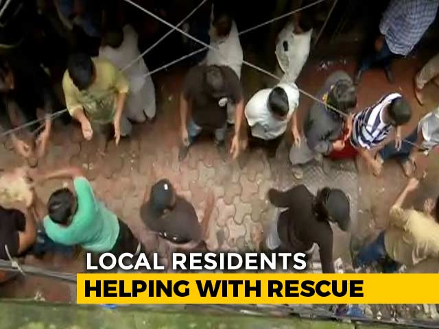 Human Chain To Remove Debris In Search For Survivors In Mumbai's Dongri