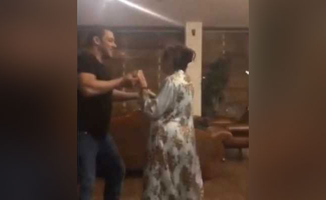 सलमान खान ने मम्मी को कुछ इस तरह कराया डांस वो बोलीं- बंद करो यह नाच गाना- देखें Cute Video