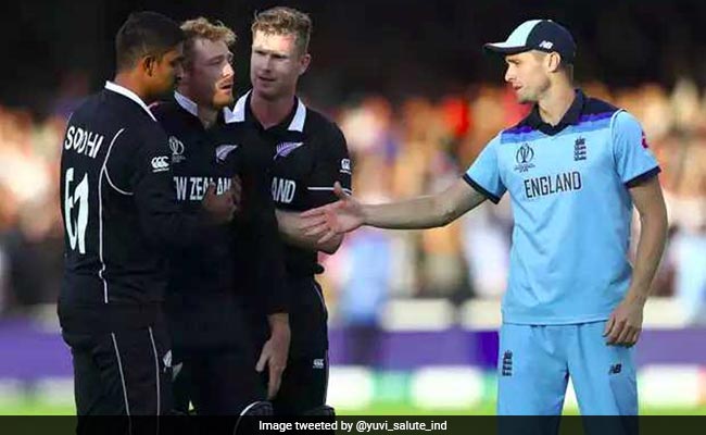 चेतन भगत ने उड़ाया वर्ल्ड कप फाइनल का मजाक, बताया इंग्लैंड को बनाया गया चैम्पियन