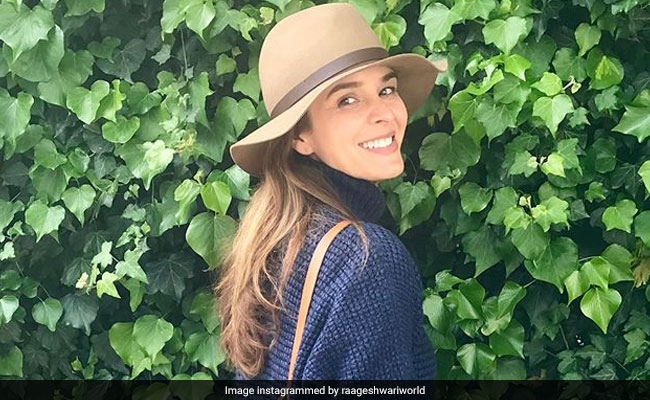 इस बॉलीवुड एक्ट्रेस ने 'ओ लाल दुपट्टे वाली' सॉन्ग से जीता था देश का दिल, अब जीती हैं ऐसी लाइफ