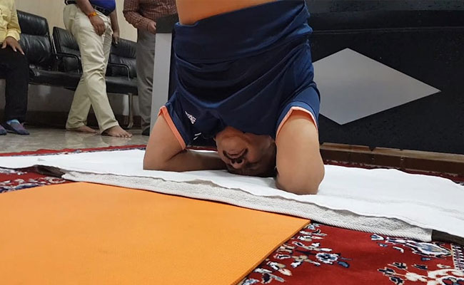 उत्तर प्रदेश के यह आईएएस अधिकारी कभी भी, कहीं भी क्यों करते हैं शीर्षासन? कारण है बहुत रोचक