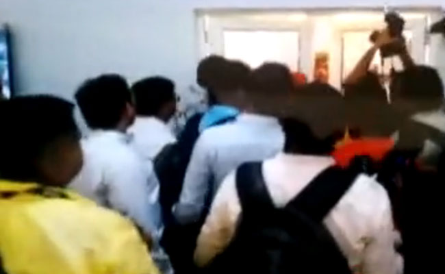 मुरादाबाद में सीएम योगी के दौरे के समय पत्रकारों को किया गया कमरे में बंद, प्रियंका गांधी ने साधा निशाना