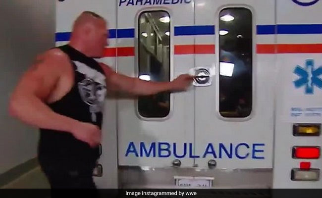 WWE: ब्रॉक लेस्नर ने एंबुलेंस रोककर इस घायल पहलवान की कर डाली ऐसी पिटाई, Video ने मचाई सनसनी