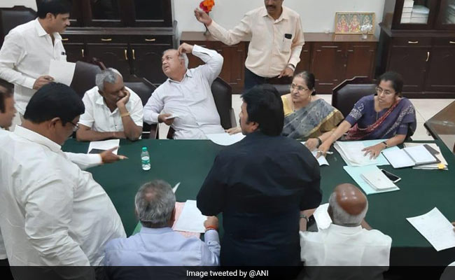 संकट में कर्नाटक सरकार! कांग्रेस के 8 और जेडीएस के 3 विधायक इस्तीफा देने राजभवन पहुंचे