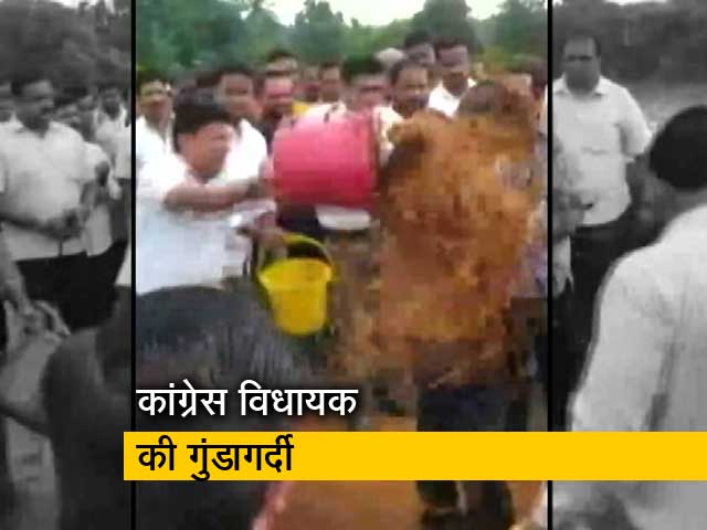 कांग्रेस विधायक नितेश राणे ने हाईवे इंजीनियर पर पहले फेंका कीचड़ फिर पुल से बांधा