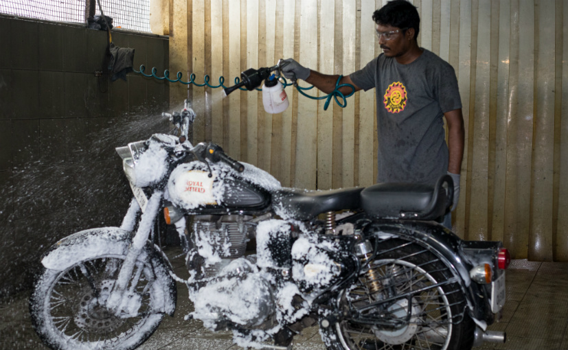 Royal Enfield Adopts Dry Washing Technique In Chennai Amidst Ongoing Water Crisis