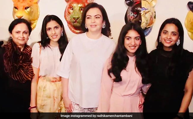 नीता अंबानी के साथ आर्ट एग्जीबिशन पहुंचीं श्लोका मेहता और राधिका मर्चेंट, वायरल हुआ Video