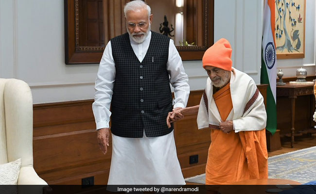 PM Modi Meets Vishvesha Teertha Swami Of Pejawara Matha On Guru Purnima
