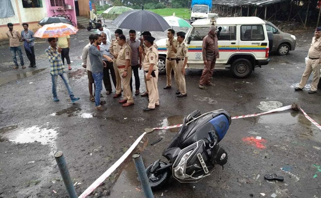 कल्याण में बीच सड़क पर महिला की चाकू से गोदकर हत्या, CCTV में कैद हुई वारदात