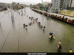 मुंबई में भारी बारिश : कई लोगों की मौत, उड़ानें रद्द, ट्रेनें रुकीं, 48 घंटे का अलर्ट, अब तक की 10 बड़ी बातें मुंबई में भारी बारिश : कई लोगों की मौत, उड़ानें रद्द, ट्रेनें रुकीं, 48 घंटे का अलर्ट, अब तक की 10 बड़ी बातें