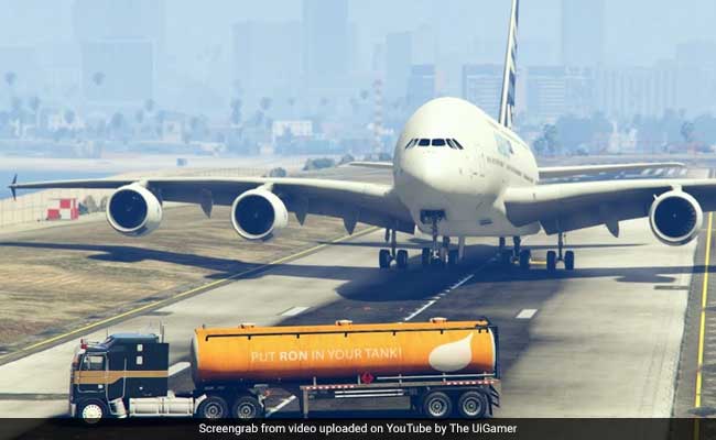 प्लेन के सामने आ गया टैंकर तो पायलट ने ऐसे बचाई जान, पाक मंत्री ने की तारीफ तो भारतीय बोले- 'GTA 5 गेम का वीडियो है ये...'