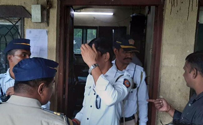बीच सड़क खड़ी थी कार, नहीं हटाने पर पुलिसवाला अंदर बैठा तो साथ लेकर भागे
