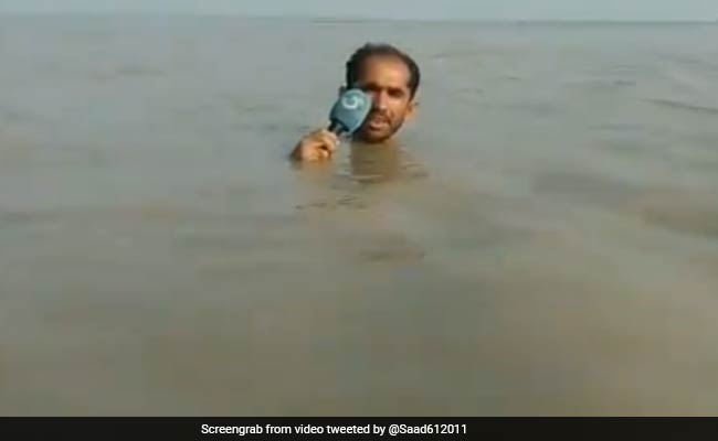गर्दन तक पानी में डूबकर पाकिस्तानी रिपोर्टर ने ऐसे बताया बाढ़ का हाल, Video हो गया वायरल गर्दन तक पानी में डूबकर पाकिस्तानी रिपोर्टर ने ऐसे बताया बाढ़ का हाल, Video हो गया वायरल