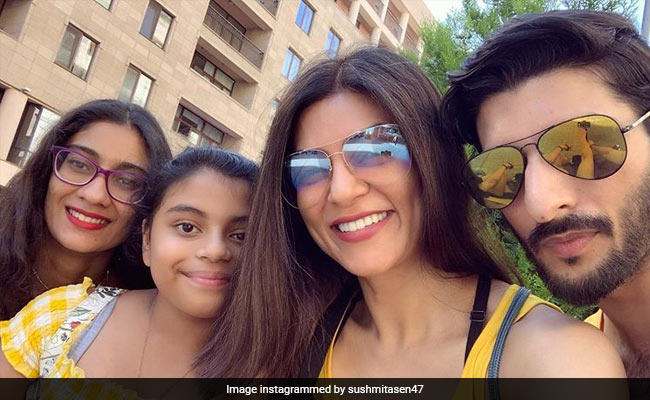 Sushmita Sen Trolls Her 'Jaan' Rohman Shawl In This Adorable Family  Selfie
