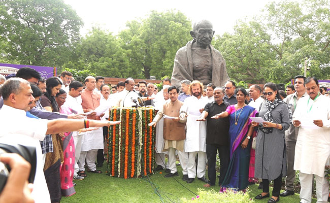 लोकसभा अध्यक्ष ने संसद सदस्यों से 'स्वच्छता अभियान' के संकल्प को गांव-गांव तक पहुंचाने की अपील की