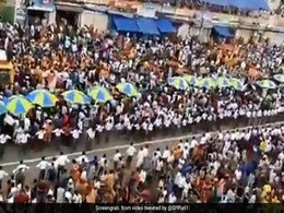 जगन्नाथ की रथ यात्रा के दौरान लाखों लोगों की भीड़ के बीच भक्तों ने बनाया एम्बुलेंस के लिए रास्ता, वायरल हुआ वीडियो जगन्नाथ की रथ यात्रा के दौरान लाखों लोगों की भीड़ के बीच भक्तों ने बनाया एम्बुलेंस के लिए रास्ता, वायरल हुआ वीडियो