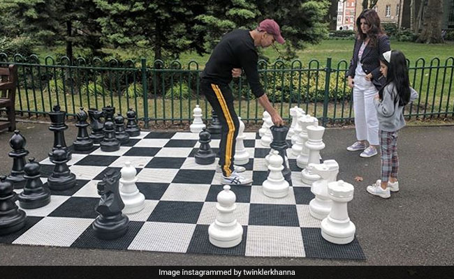 Game Over. Twinkle Khanna Plays Chess With <I>Khiladiyon Ka Khiladi</i> Akshay Kumar And...