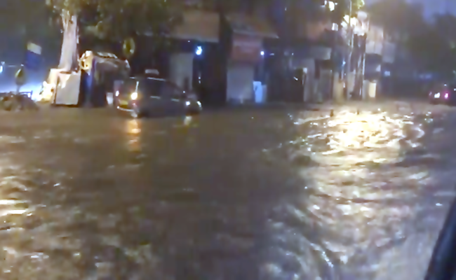 Video: Road To Mumbai Airport Flooded, Drivers Struggle To Avoid Potholes