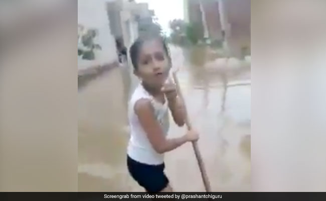 Viral Video: बारिश से भरा पानी तो बच्ची ने सड़क पर उतरकर ऐसे की Live Reporting