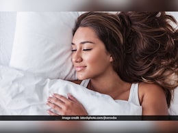 आपके बालों को नुकसान पहुंचा सकता है आपके तकिये का कवर! पहले समझें इसके कारण और फिर जानें इसका उपाय