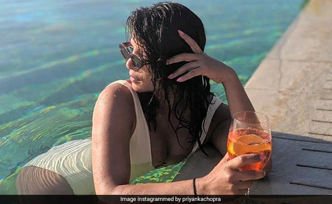 प्रियंका चोपड़ा स्विमिंग पूल में फरमा रहीं थी आराम और निक जोनस ने खींची फोटो...देखें Pics