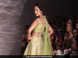 मलाइका अरोड़ा ने रैंप पर बिखेरा जादू, ग्रीन लहंगे में दुल्हन की तरह आईं नजर- देखें Video मलाइका अरोड़ा ने रैंप पर बिखेरा जादू, ग्रीन लहंगे में दुल्हन की तरह आईं नजर- देखें Video