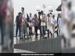 शाहरुख खान मालदीव की खूबसूरती को कर रहे थे कैमरे में कैद तो आर्यन और अबराम ने किया कुछ ऐसा, देखें Video शाहरुख खान मालदीव की खूबसूरती को कर रहे थे कैमरे में कैद तो आर्यन और अबराम ने किया कुछ ऐसा, देखें Video