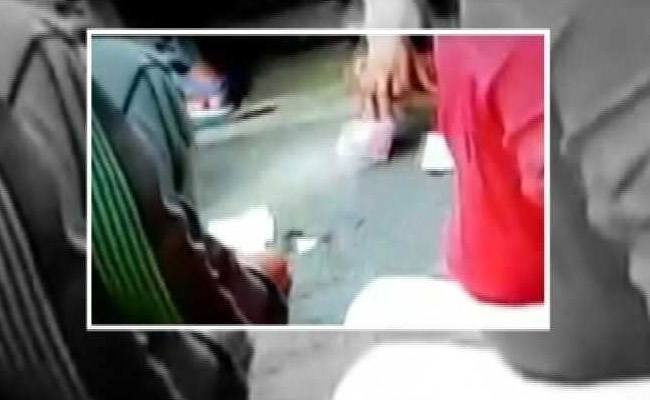 यूपी की जेलों में क्&zwj;या नहीं होता? कैदियों के जुआ खेलने और रिश्&zwj;वत देने का VIDEO हुआ वायरल