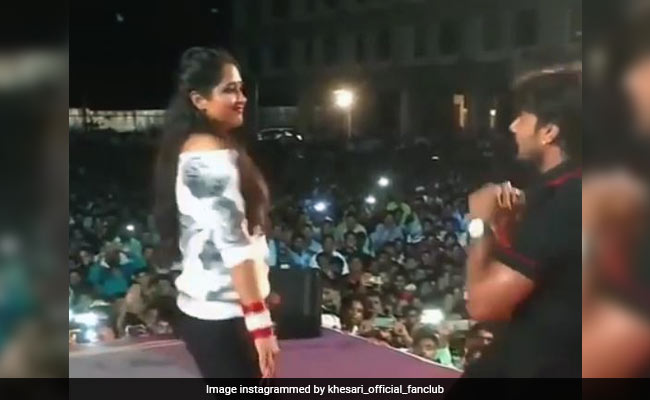 खेसारी लाल यादव और काजल राघवानी ने 'सरसों के सगिया' से स्टेज पर लगाई आग, Video हुआ वायरल