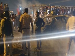 चलती कार में आग लगने से ड्राइवर की मौत, ऑटोमैटिक गेट लॉक होने की वजह से गंवानी पड़ी जान चलती कार में आग लगने से ड्राइवर की मौत, ऑटोमैटिक गेट लॉक होने की वजह से गंवानी पड़ी जान