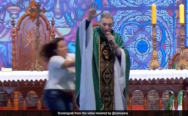 पुजारी बोला इन महिलाओं को नहीं मिलती जन्नत, गुस्से में लड़की ने किया ऐसा, देखें VIDEO