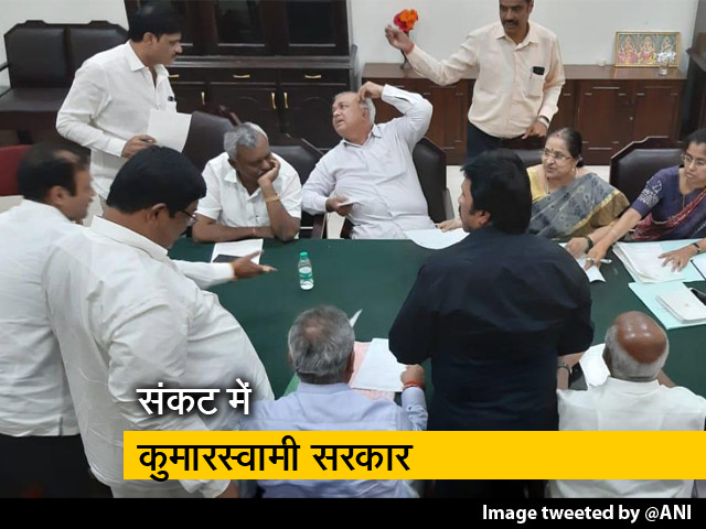 कर्नाटक: 11 विधायकों का इस्तीफ़ा, कांग्रेस ने बुलाई आपात बैठक