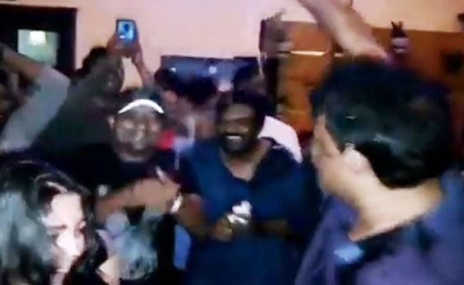 Video: इस फिल्म को देख उड़ गए बॉलीवुड डायरेक्टर के होश, हीरोइनों के सिर पर डाल दी शैंपेन और फिर...