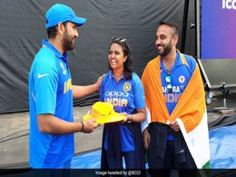 रोहित शर्मा ने मारा ऐसा छक्का कि चोटिल हो गई फैन, जीत के बाद दिया ये 'सरप्राइज' रोहित शर्मा ने मारा ऐसा छक्का कि चोटिल हो गई फैन, जीत के बाद दिया ये 'सरप्राइज'