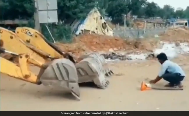 JCB की खुदाई के बाद अब वायरल हुआ जेसीबी का Nagin Dance, वीडियो ने मचाया तहलका