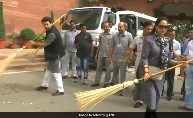 "Practice Before Next Photo-Op": Omar Abdullah Trolls Hema Malini Again