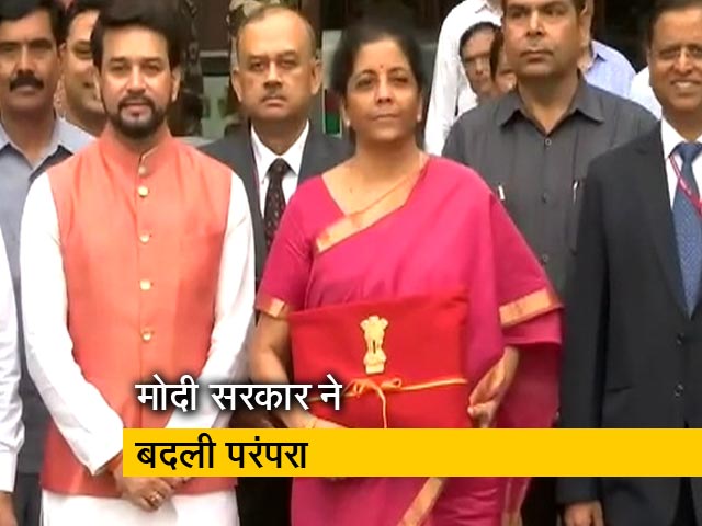 राष्ट्रपति भवन के लिए निकलीं वित्त मंत्री निर्मला सीतारमण, हाथ में नहीं दिखा बजट ब्रीफकेस